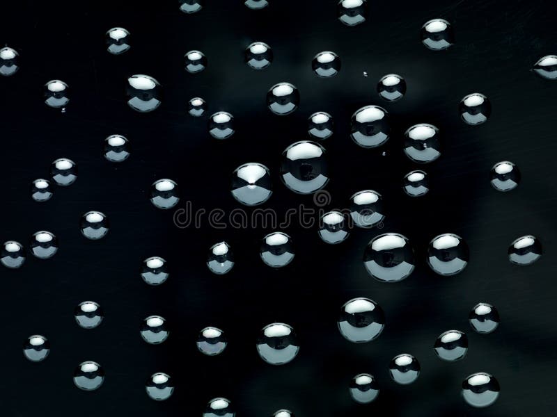 Baisses de l'eau sur le fond noir photographie stock Baisses de l'eau sur le fond noir photographie stock