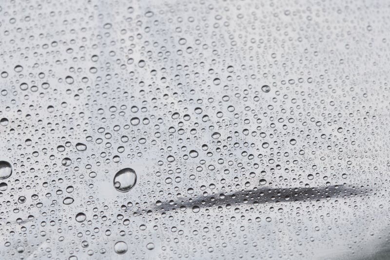 baisses de l'eau sur le papier d'aluminium images stock baisses de l'eau sur le papier d'aluminium images stock