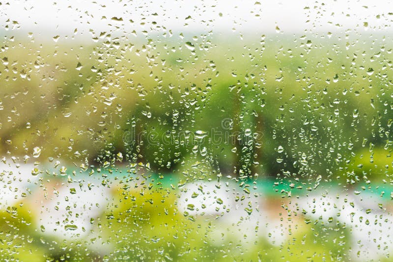 Baisses de pluie sur le verre de fenêtre dans le jour d'été photos libres de droits Baisses de pluie sur le verre de fenêtre dans le jour d'été photos libres de droits