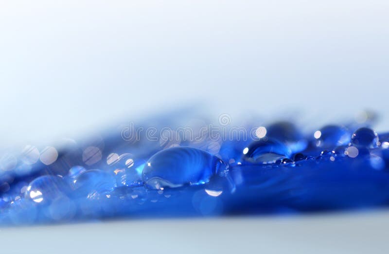 Baisses de rosée de l'eau sur une plume photo libre de droits Baisses de rosée de l'eau sur une plume photo libre de droits