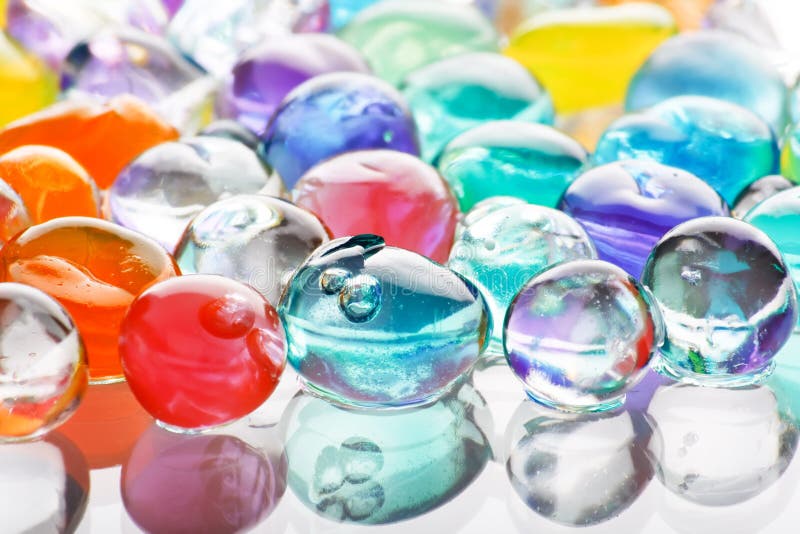 beaucoup de boules d'hydrogel de couleurs différentes. ensemble d'orbis  multicolores. perles d'eau en cristal pour les jeux. ballons à l'hélium.  peut être utilisé comme arrière-plan. gel polymère gel de silice. 4538894  Photo