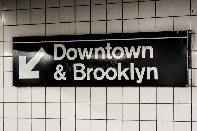 A baixa & Brooklyn assinam em uma estação de metro em Manhattan, New York City foto de stock royalty free A baixa & Brooklyn assinam em uma estação de metro em Manhattan, New York City foto de stock royalty free