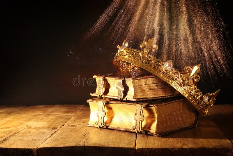 baixa chave da rainha/coroa bonitas do rei em livros velhos Vintage filtrado período medieval da fantasia fotos de stock baixa chave da rainha/coroa bonitas do rei em livros velhos Vintage filtrado período medieval da fantasia fotos de stock
