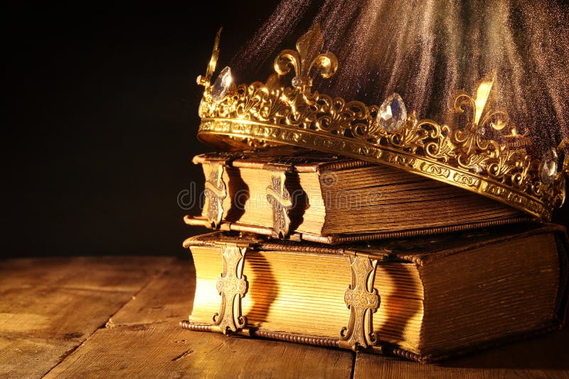baixa chave da rainha/coroa bonitas do rei em livros velhos Vintage filtrado período medieval da fantasia fotografia de stock baixa chave da rainha/coroa bonitas do rei em livros velhos Vintage filtrado período medieval da fantasia fotografia de stock