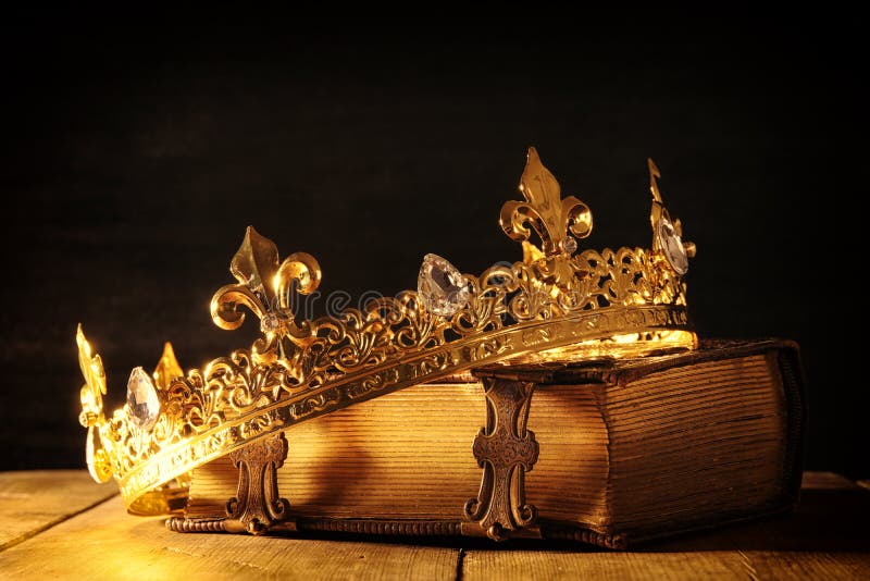 baixa chave da rainha/coroa do rei no livro velho Vintage filtrado período medieval da fantasia