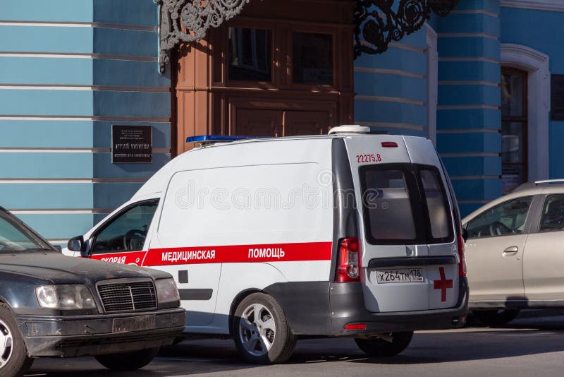 Baixa Europa do carro da ambulância, Rússia fotografia de stock Baixa Europa do carro da ambulância, Rússia fotografia de stock