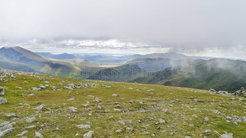 Baixa nuvem sobre Wasdale, distrito do lago foto de stock Baixa nuvem sobre Wasdale, distrito do lago foto de stock
