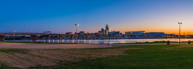 Baixa Omaha Nebraska da cena da noite da vista panorâmica imagens de stock Baixa Omaha Nebraska da cena da noite da vista panorâmica imagens de stock