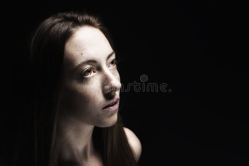 Perfil Bonito Assustado Da Mulher Que Olha Acima Na Obscuridade Vista  Comprimida Do Adolescente Cara Triste Através De Uma Janela Foto de Stock -  Imagem de abandonado, elevado: 140196454