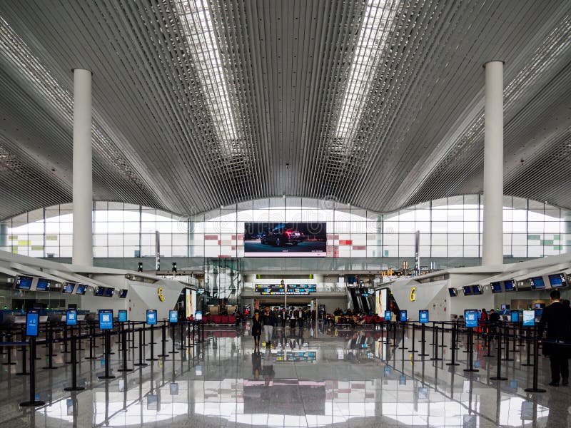 BAIYUN, GUANGZHOU, CHINE - 10 MARS 2019 - les lignes vides d'enregistrement au cours d'une période d'accalmie à l'aéroport de Bai image stock BAIYUN, GUANGZHOU, CHINE - 10 MARS 2019 - les lignes vides d'enregistrement au cours d'une période d'accalmie à l'aéroport de Bai image stock