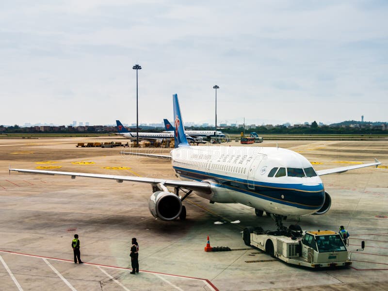 BAIYUN, GUANGZHOU, ΚΊΝΑ - 10 ΜΑΡΤΊΟΥ 2019 - ένα νότια αεροπλάνο/ένα αεροπλάνο αερογραμμών της Κίνας στο tarmac στον αερολιμένα Ba στοκ εικόνες BAIYUN, GUANGZHOU, ΚΊΝΑ - 10 ΜΑΡΤΊΟΥ 2019 - ένα νότια αεροπλάνο/ένα αεροπλάνο αερογραμμών της Κίνας στο tarmac στον αερολιμένα Ba στοκ εικόνες