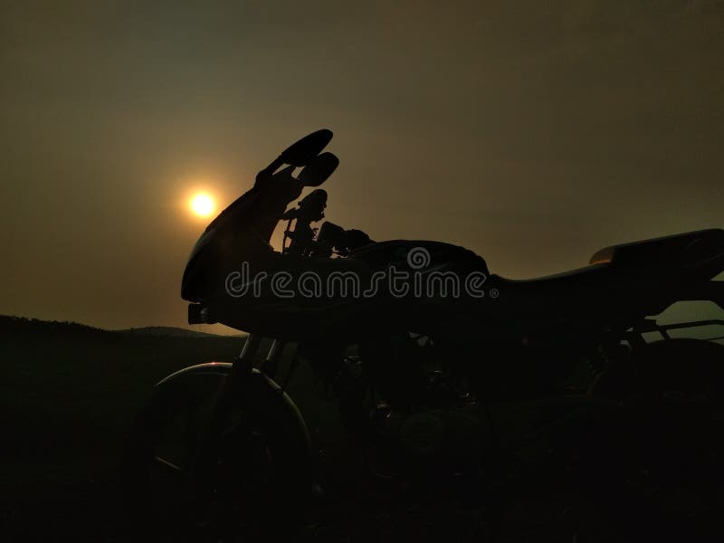 Bajaj Pulsar 220 in Sunset Background Stock Photo - Image of sleeping,  orange: 134270846