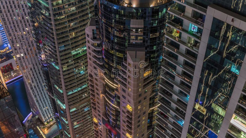 Bajando la perspectiva de la noche resaltó el lujo de dubai marina rascacielos de la noche timelapse dubai united arab