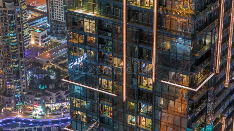 Bajando la perspectiva de la noche resaltó el lujo de dubai marina rascacielos de la noche timelapse dubai united arab