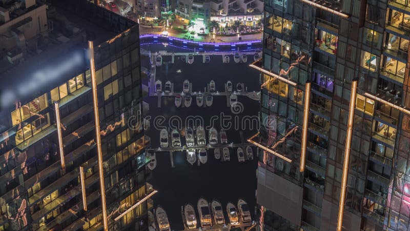 Bajando la perspectiva de la noche resaltó el lujo de dubai marina rascacielos de la noche timelapse dubai united arab