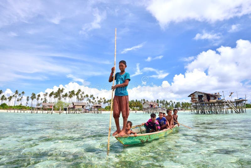 Bajau Laut scherzt auf einem Boot in Maiga-Insel an