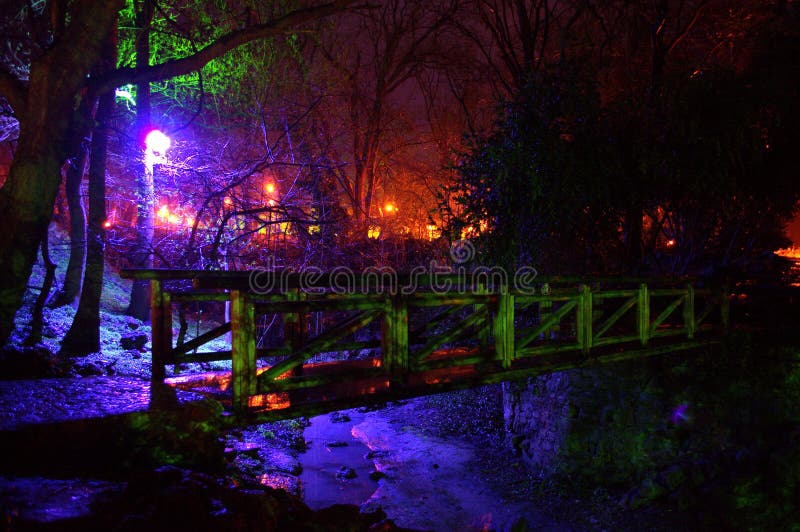 Bajek światła i drewniany most w parku