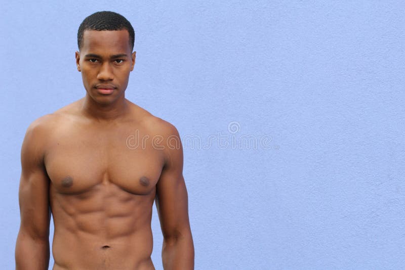 Bajo sol, un hombre negro masculino, medio desnudo, está haciendo una pausa un callejón con la expresión áspera foto de archivo libre de regalías Bajo sol, un hombre negro masculino, medio desnudo, está haciendo una pausa un callejón con la expresión áspera foto de archivo libre de regalías
