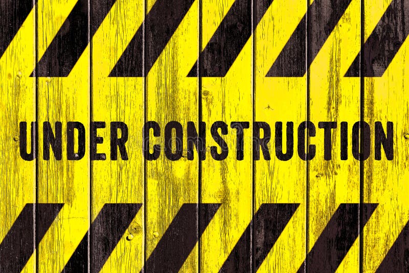 Bajo texto de la señal de peligro de la construcción con las rayas negras amarillas pintadas en fondo ancho de la pared de la tex ilustración del vector Bajo texto de la señal de peligro de la construcción con las rayas negras amarillas pintadas en fondo ancho de la pared de la tex ilustración del vector