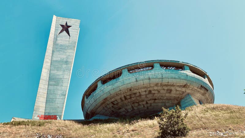 Bajo ángulo del monumento buzludzha de unión soviética en bulgaria fotografía de archivo libre de regalías
