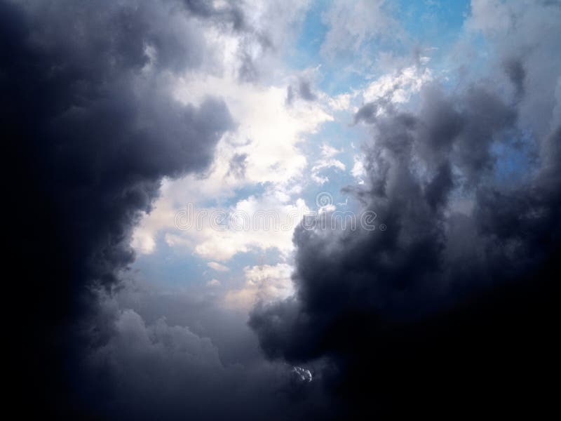 bak blue clouds den stormiga skyen royaltyfri bild bak blue clouds den stormiga skyen royaltyfri bild