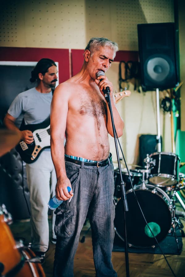 Bak plats Rockbandövning i smutsig inspelningmusikstudio royaltyfria foton Bak plats Rockbandövning i smutsig inspelningmusikstudio royaltyfria foton