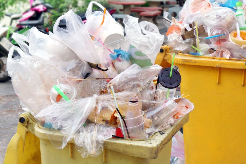 Bak, Stortplaatshuisvuil, Plastic afval, Stapel van Fles van het Huisvuil de Plastic Afval en het dienblad van het Zakschuim vele stock fotografie Bak, Stortplaatshuisvuil, Plastic afval, Stapel van Fles van het Huisvuil de Plastic Afval en het dienblad van het Zakschuim vele stock fotografie