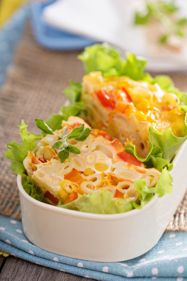 Bakad pasta med ägget och grönsaker royaltyfri bild Bakad pasta med ägget och grönsaker royaltyfri bild