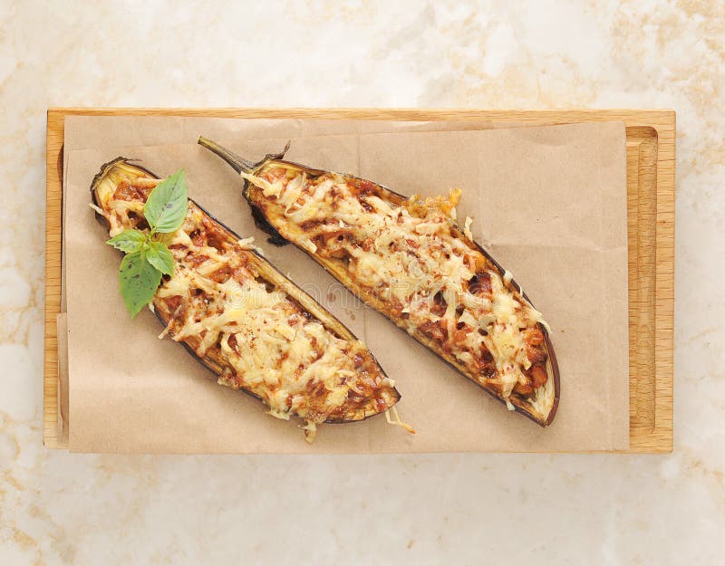 Bakad välfylld aubergine med ost arkivfoto Bakad välfylld aubergine med ost arkivfoto