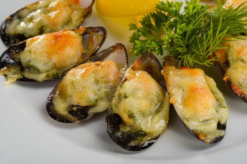 Bakade musslor med grönt smör royaltyfri bild
