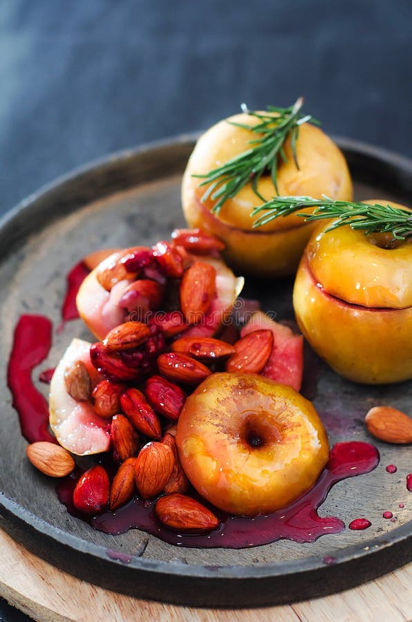 Bakat sötsakgulingäpple arkivbild Bakat sötsakgulingäpple arkivbild