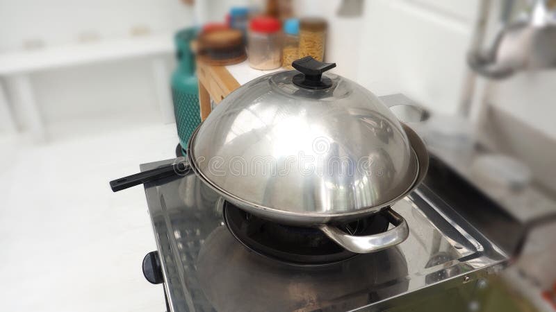 Bake faisant cuire dans la casserole d'acier inoxydable images stock Bake faisant cuire dans la casserole d'acier inoxydable images stock