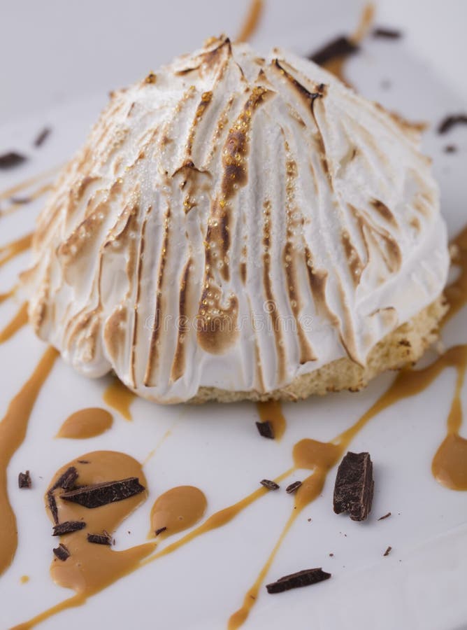 Десерт Baked Alaska
