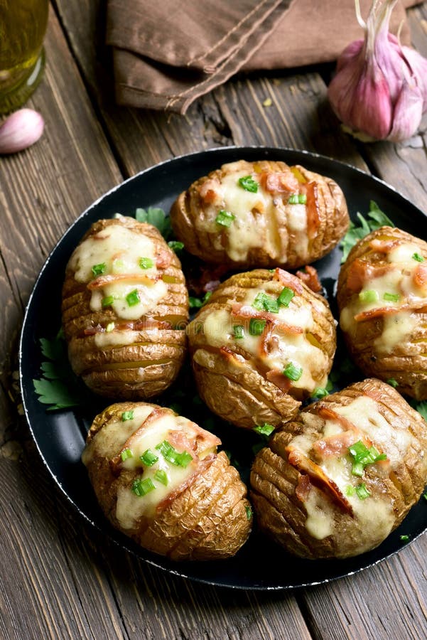 Baked encheu batatas com bacon, a cebola verde e o queijo imagens de stock