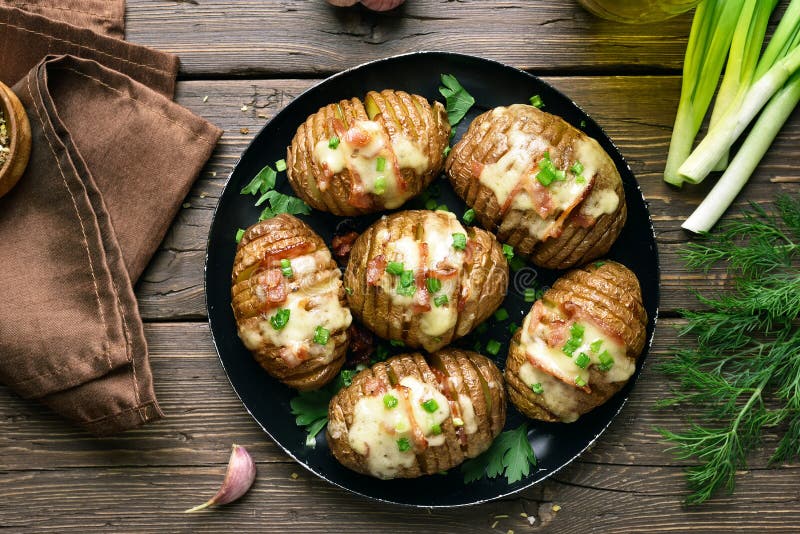 Baked encheu batatas com bacon, a cebola verde e o queijo imagem de stock