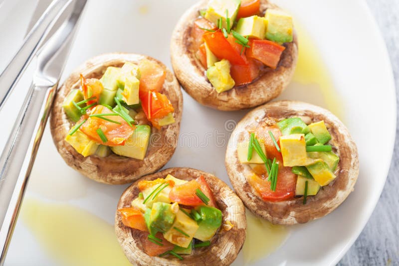 Cogumelos recheados e assados com legumes imagens de stock royalty free