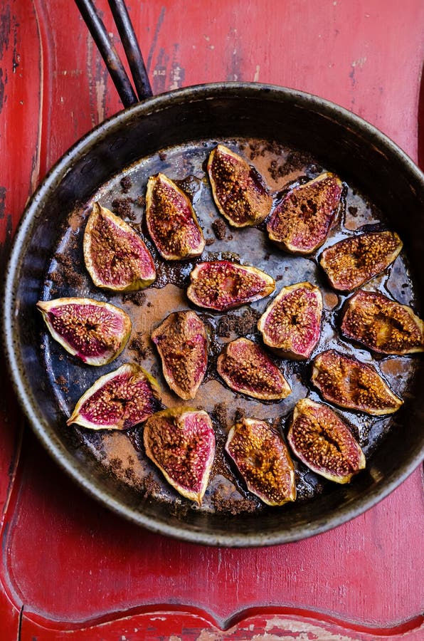 Baked figs with cinnamon