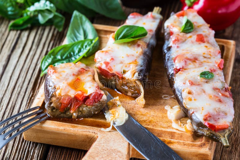 Baked füllte Aubergine an stockbild Baked füllte Aubergine an stockbild