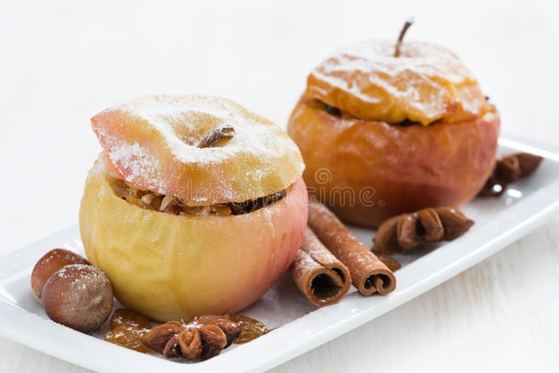 Baked rellenó manzanas en una placa en la tabla de madera blanca, primer foto de archivo Baked rellenó manzanas en una placa en la tabla de madera blanca, primer foto de archivo