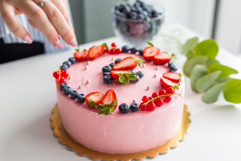 Femme Decorant Un Delicieux Gateau Gateau D Anniversaire Rose Maison Decore De Baies Fraises Bleuets Rouges Photo Stock Image Du Indulgence Gateau Femme Decorant Un Delicieux Gateau Gateau D Anniversaire Rose Maison Decore De Baies Fraises Bleuets Rouges Photo Stock Image Du Indulgence Gateau
