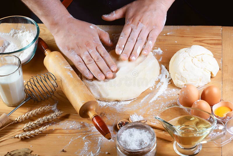 Baker rollend deeg met van de van de bloembrood, pizza of pastei recepteningrediënten met handen, voedsel op de achtergrond van d royalty-vrije stock foto's Baker rollend deeg met van de van de bloembrood, pizza of pastei recepteningrediënten met handen, voedsel op de achtergrond van d royalty-vrije stock foto's