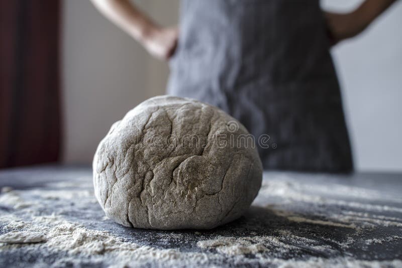 Baker είναι θέτει με τα χέρια στα ισχία, που παρακαλούνται και υπερήφανα στοκ φωτογραφίες με δικαίωμα ελεύθερης χρήσης Baker είναι θέτει με τα χέρια στα ισχία, που παρακαλούνται και υπερήφανα στοκ φωτογραφίες με δικαίωμα ελεύθερης χρήσης