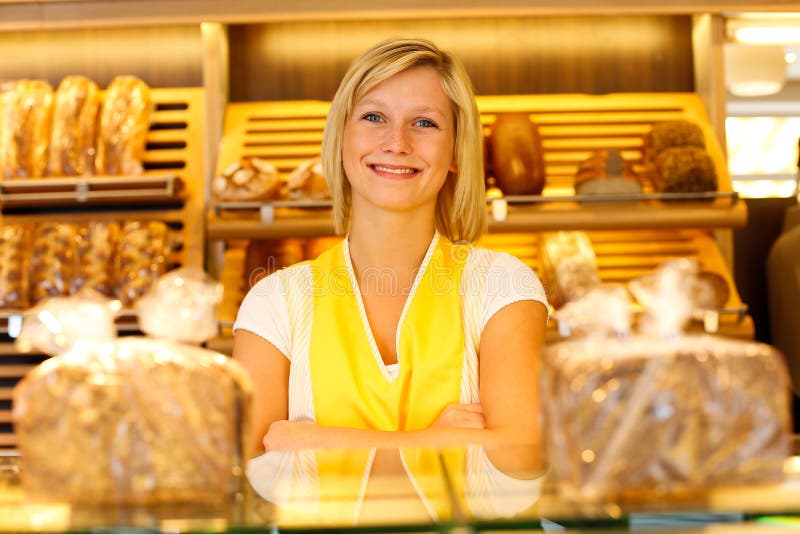 Pekařství prodavačka nebo obchodník pózuje v pekařství shop.