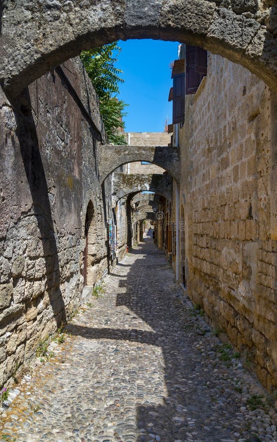 Bakgata i den medeltida staden av Rhodes royaltyfri foto Bakgata i den medeltida staden av Rhodes royaltyfri foto