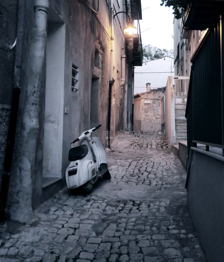 Scooter i gränden arkivbilder