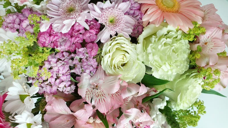 Bakgrund för lila för härlig anstrykning för blommabukettanstrykning färgrik röd rosa gul grön blom- för kvinnan da för bröllop f royaltyfri bild Bakgrund för lila för härlig anstrykning för blommabukettanstrykning färgrik röd rosa gul grön blom- för kvinnan da för bröllop f royaltyfri bild