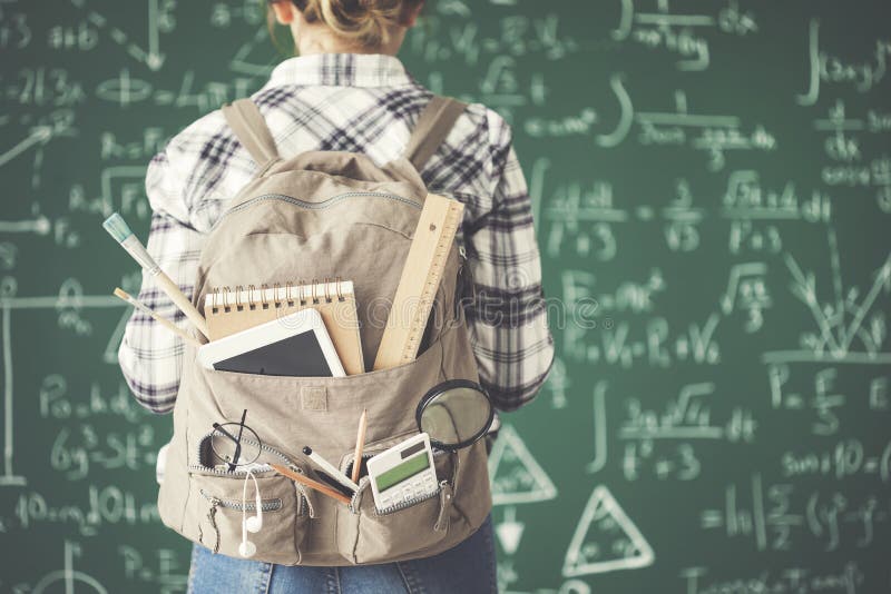 Bakgrund för svart tavla för kvinnlig student för ryggsäck arkivfoton Bakgrund för svart tavla för kvinnlig student för ryggsäck arkivfoton