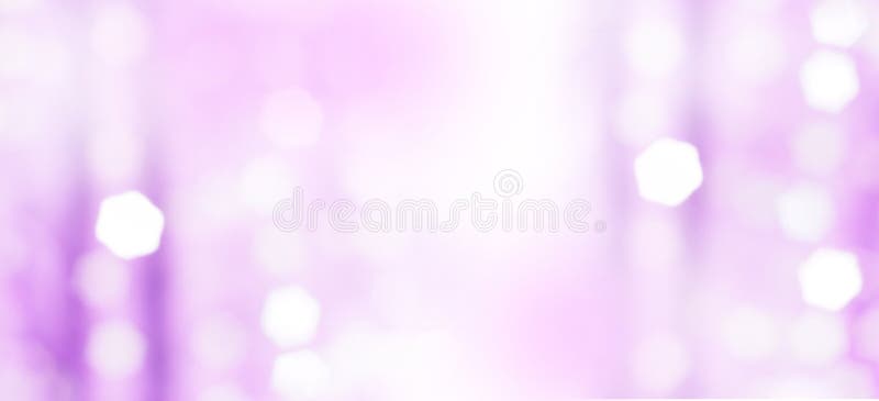 Bakgrund för Violetabstrakt begreppsuddighet och sexhörnig vit bokeh royaltyfria bilder Bakgrund för Violetabstrakt begreppsuddighet och sexhörnig vit bokeh royaltyfria bilder