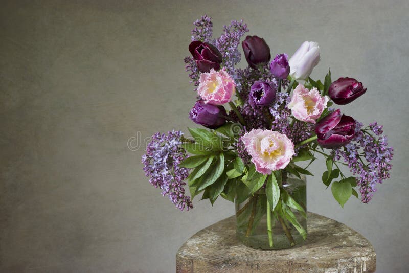 Bakgrund för vårblommabukett arkivfoto