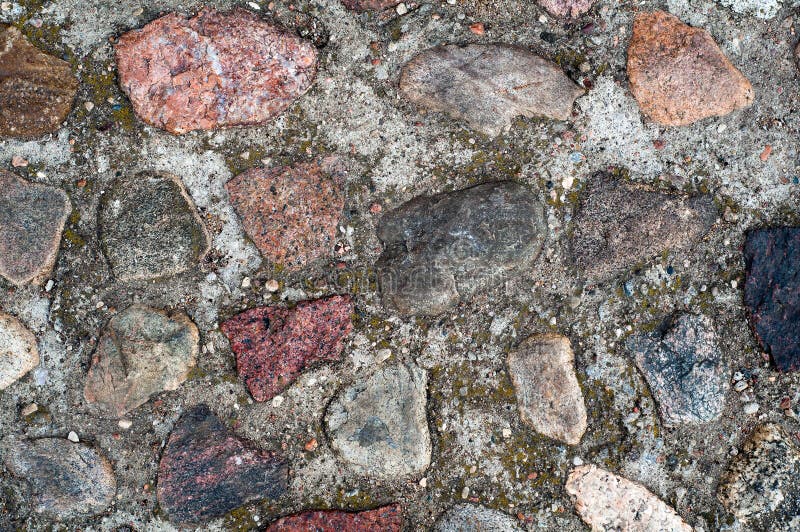 Bakgrund i form av ett fragment av en stenvägg med texturerade stenar från ett färgat rubel royaltyfri bild